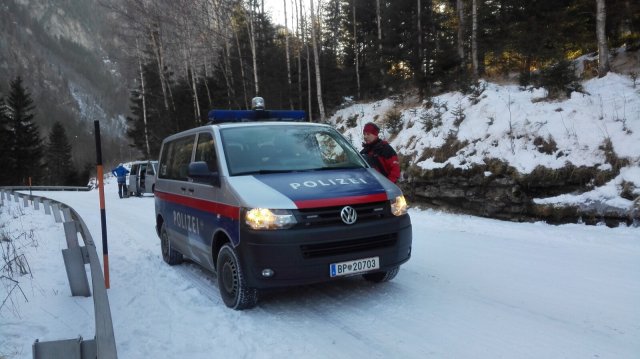 Bóža v přátelském rozhovoru s policistou z Malty prověřuje informace z
cedulí.
